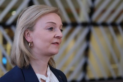 La ministra d'Exteriors del Regne Unit, Liz Truss, a l'arribada a una reunió amb els seus homòlegs europeus.