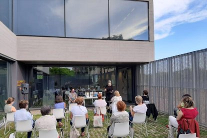 Imateg d'arxiu d'un club de lectura a una biblioteca de Reus.