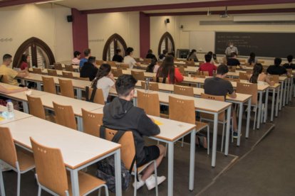 Imatge d'arxiu d'una aula amb alumnes.