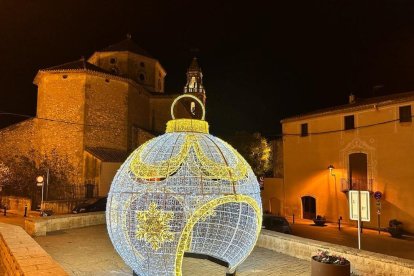 Imatge de la bola de Nadal a la plaça del Castell de Torredembarra.