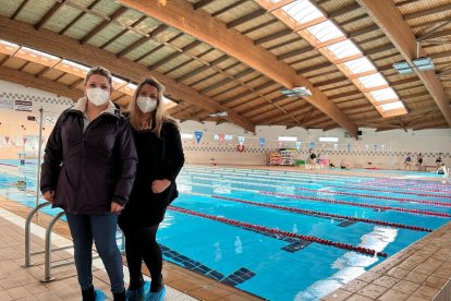 Les regidores d'Educació i Esports a la piscina municipal.