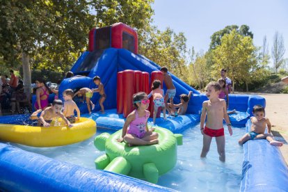 Els més petits van poder divertir-se l'últim dia de les celebracions amb un inflable i un tobogan d'aigua.