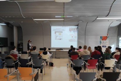 Activitats docents a l'ICIQ, que es prepara per promoure la participació femenina en la recerca.