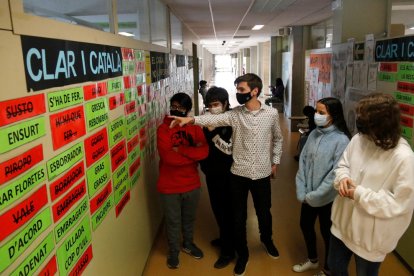 Alumnos de secundaria del instituto Santa Eugènia de Girona con mascarilla.