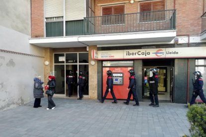 Efectius dels ARRO entren a una de les escales del bloc de pisos de les Borges Blanques des d'on s'haurien disparat els balins.

Data de publicació: dimarts 08 de febrer del 2022, 12:44

Localització: Les Borges Blanques

Autor: Cedida a l'ACN per Ràdio les Borges