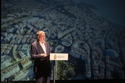 Pau Ricomà durant la conferència al Teatre Metropol.