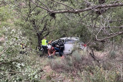 Efectius d'emergències rescaten una conductora que ha caigut amb el seu vehicle per un barranc de 60 metres a Barbastre.

Data de publicació: dimarts 21 de juny del 2022, 19:44

Localització: Barbastre

Autor: Guàrdia Civil