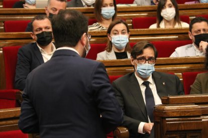 El líder del PSC, Salvador Illa, mirando al presidente de la Generalitat, Pere Aragonès, durante la sesión de control.