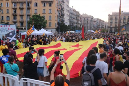 Manifestants de l'esquerra independentista, amb una gran estelada, arribant al Born l'11 de setembre del 2021.