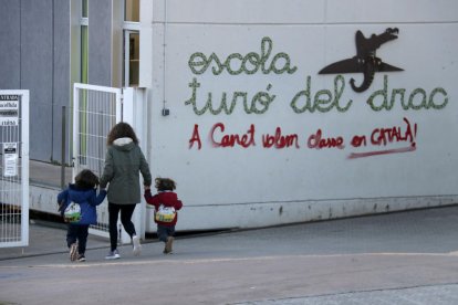 Una pintada reclama la enseñanza en catalán en la fachada de una escuela.