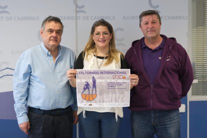 Natàlia Pleguezuelos con los representantes del torneo.