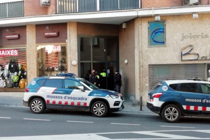 Efectivos de los ARRO de los Mossos d'Esquadra entran en una de las escaleras del bloque de pisos de les Borges Blanques desde donde se habrían disparado los balines.