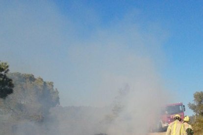 Imatge de Bombers al lloc de l'incendi.