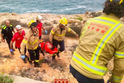 Els Bombers l'han traslladat en llitera fins a l'ambulància.