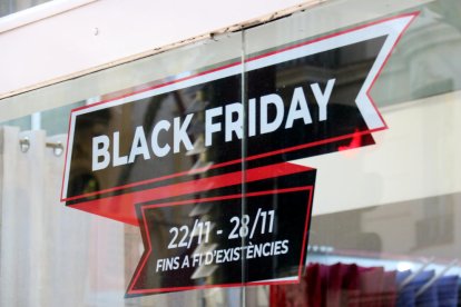 Un cartell en una botiga del centre de Sabadell en el Black Friday.