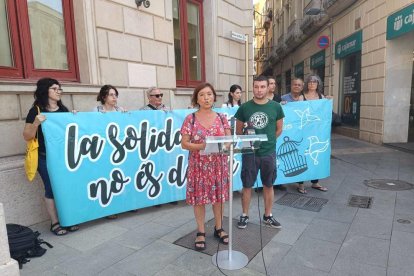 La concejala Mariona Quadradda y el concejal David Fernàndez ante|delante de el Ayuntamiento de Reus, este miércoles al mediodía.