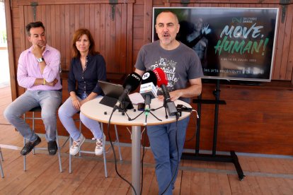 El alcalde de Deltebre, Lluís Soler, y la concejala de Fomento Cultural, Anna Jiménez, siguiendo la comparecencia de Roberto Olivan, fundador y director artístico de Deltebre Dansa en la presentación de la edición 2022 en el Obrador.