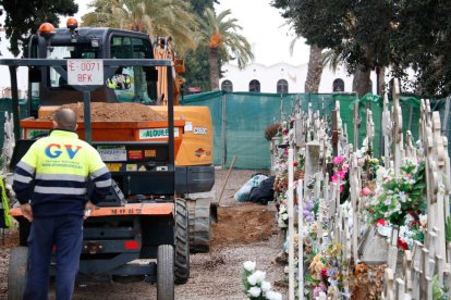 Imagen de los trabajos en la fosa común del Cementerio de Reus para recuperar los restos de Cipriano Martos.