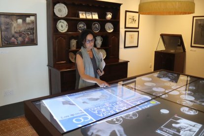 La directora del Museu Pau Casals, Núria Ballester, mostra un dels panells interactius que hi ha a l'equipament.