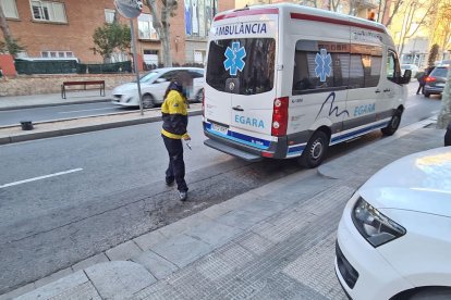 Ambulància parada a la sortida d'un garatge particular.