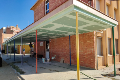 En la Escola Antoni Torroja i Miret se han realizado trabajos de impermeabilización del porche de la entrada del centro.