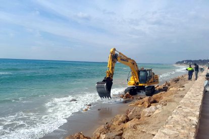 Una máquina trabajando en la playa de Altafulla.