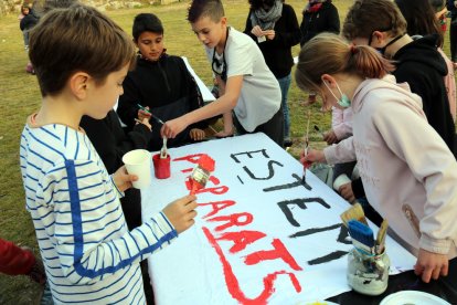 Alumnes del Cabrerès preparen una pancarta per rebre la visita del Departament d'Ensenyament.