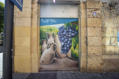 Uno de los murales en una fachada en la calle Fortuny.