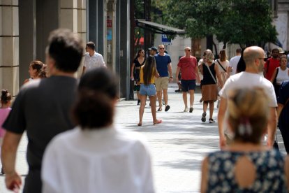 Turistas por el Paseo de Gràcia de Barcelona.