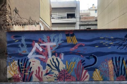 Els grafits van embrutar dos murals solidaris al Serrallo que va restaurar una veïna.