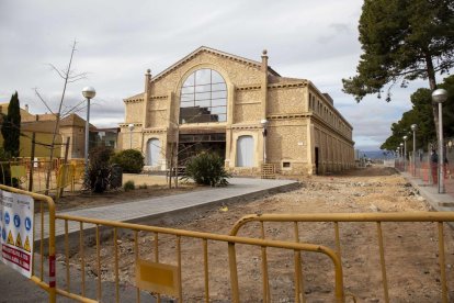 Imatge de la façana del Celler amb les obres començades.