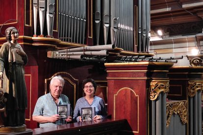 Nativitat Castejón i Xavier Mercadé, davant l'orgue de l'església de Sant Salvador.