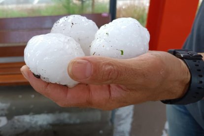 Varias piedras caídas durante una tormenta en la Bisbal d'Empordà.