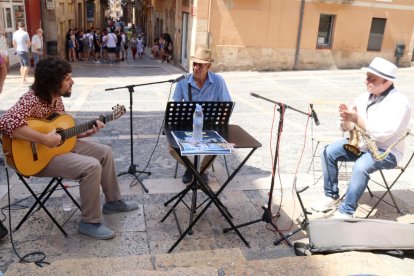 Miembros de La Garrotina, con Joan Reyes en el centro, han interpretado unos cuantos garrotinos en la plaza de las Cols.