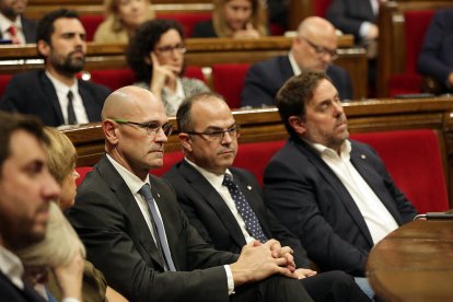 Raül Romeva, Jordi Turull y Oriol Junqueras en el Parlament.