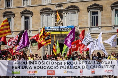 Cabecera de una manifestación de docentes en la plaza Sant Jaume.