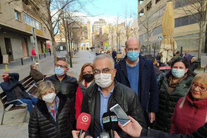 Andreu Martín atenent als mitjans davant del Mercat del Carrilet.