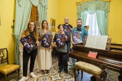 Els organitzadors del cicle, al costat del piano on toca el fantasma de Carolina Castellarnau.