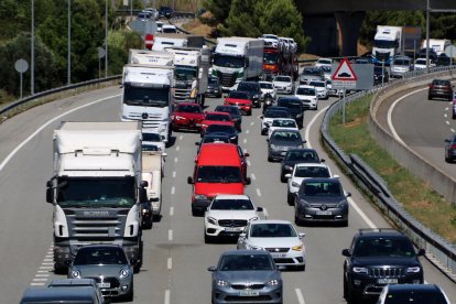 Circulación con retenciones al AP7 en dirección sur a la altura de Castellví de Rosanes, saliendo del antiguo peaje de Martorell, durante la operación salida de Sant Joan.