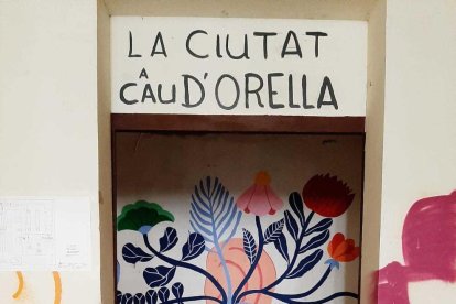 Imatge d'una nova edició de 'La ciutat a cau d'orella'.