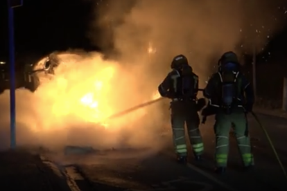 Dos bomberos durante se tareas de extinción de un incendio durante la verbena.