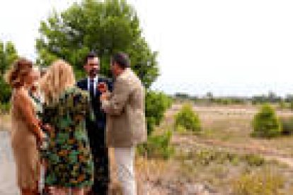 Roger Torrent, conseller d'Empresa; Fran Morancho, alcalde Mont-roig, acompanyat d'altres autoritats.