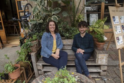 Els periodistes Aure Farran i Jordi Bes, autors de la guia que combina art i territori.