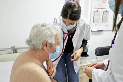 Un pacient de la unitat de Cardiologia de l'Hospital de Bellvitge.