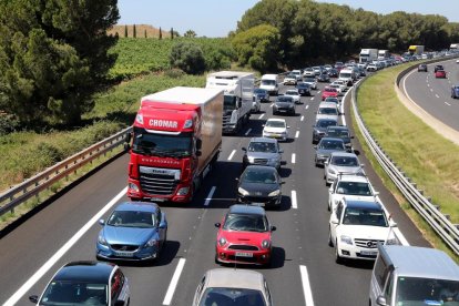 Cola compacta de vehículos en la AP-7 en Castellet i la Gornal.