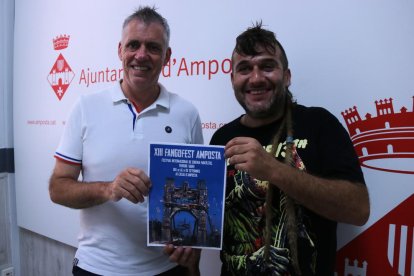 L'alcalde d'Amposta, Adam Tomàs, i l'organitzador del Fangofest, Jacint Espuny.