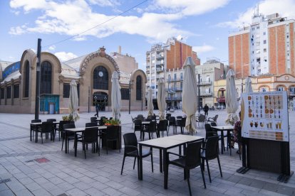 Imatge d'arxiu d'una terrassa de la plaça Corsini, davant del Mercat Central.