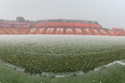 La gespa del Nou Estadi ha quedat completament blanca