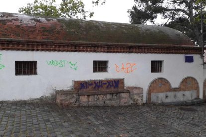 Imagen de diferentes grafitis en las paredes del antiguo repartidor de aguas.