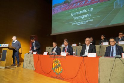 El president del Nàstic, Josep Maria Andreu, amb el conseller Fredrik Wester a la seva dreta.